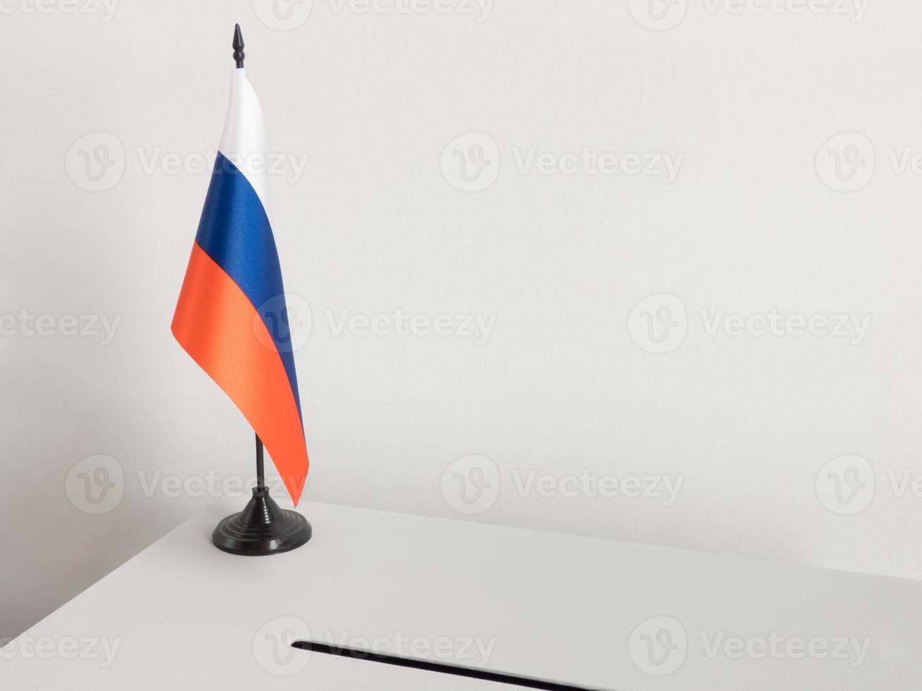 urna con la bandera nacional de rusia. elección presidencial en 2018 foto