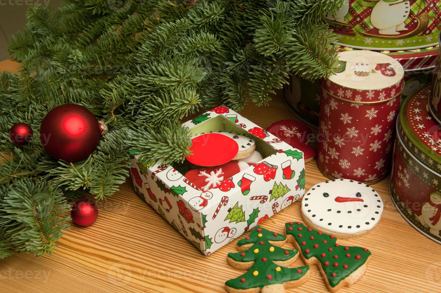 Galletas de Navidad de año nuevo con adornos navideños y la rama del árbol de Navidad foto