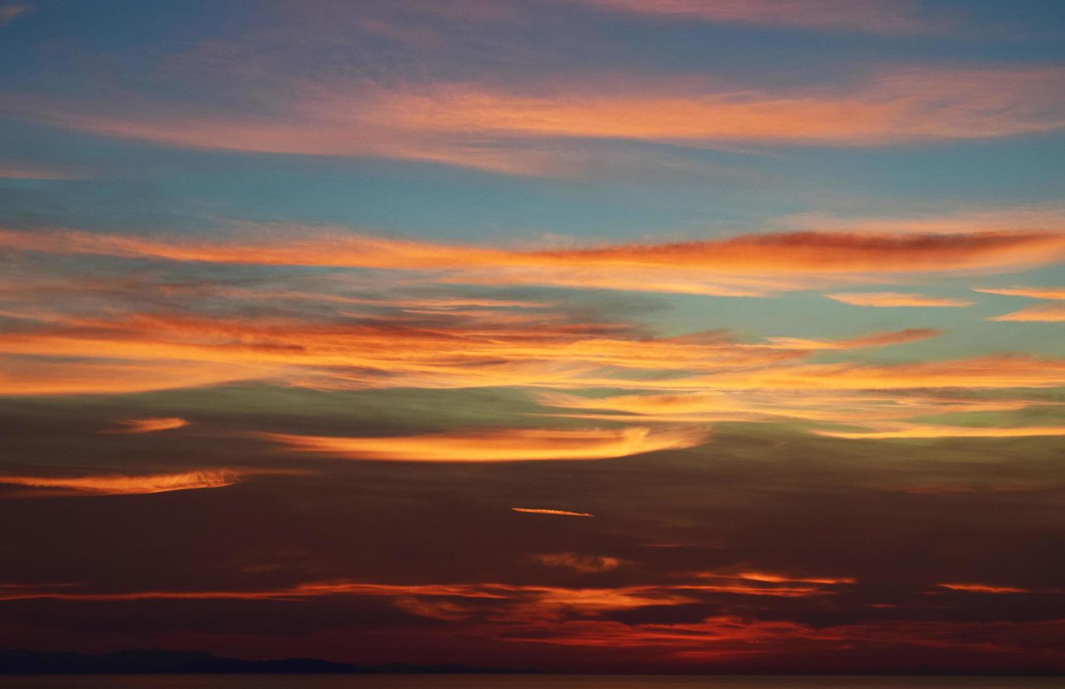 cielo azul y nubes durante la puesta de sol foto