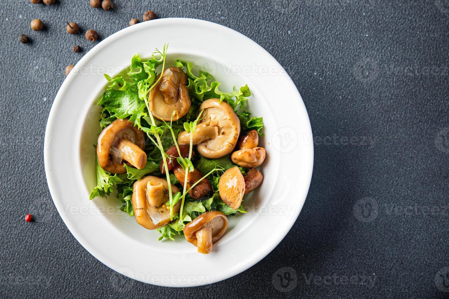 Ensalada de mezcla de champiñones en escabeche comida vegana o vegetariana foto