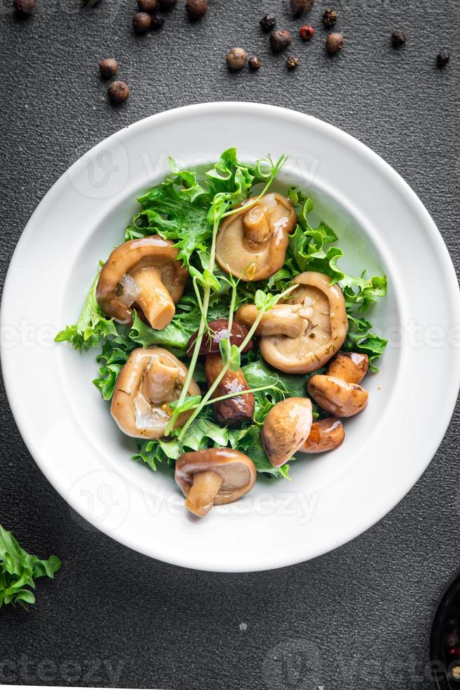 Ensalada de mezcla de champiñones en escabeche comida vegana o vegetariana foto