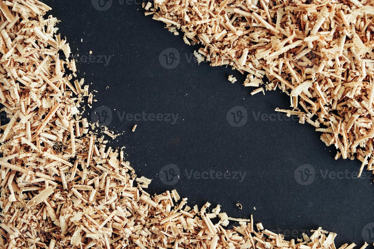 virutas de madera sobre fondo negro. fondo de virutas de madera fresca foto