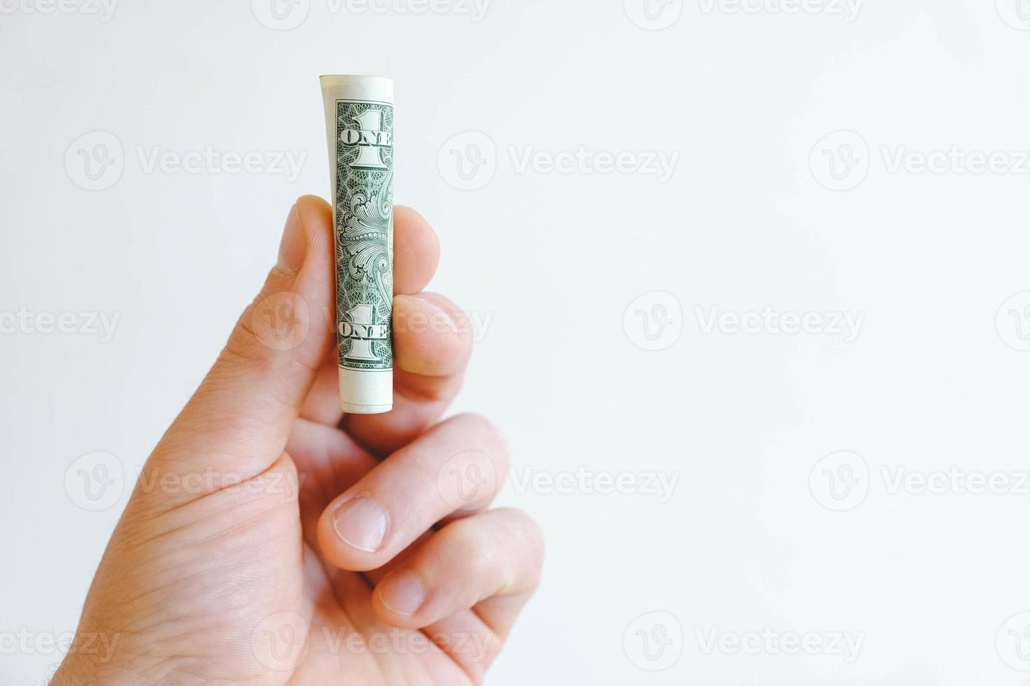 un dólar en la mano sobre un fondo blanco foto