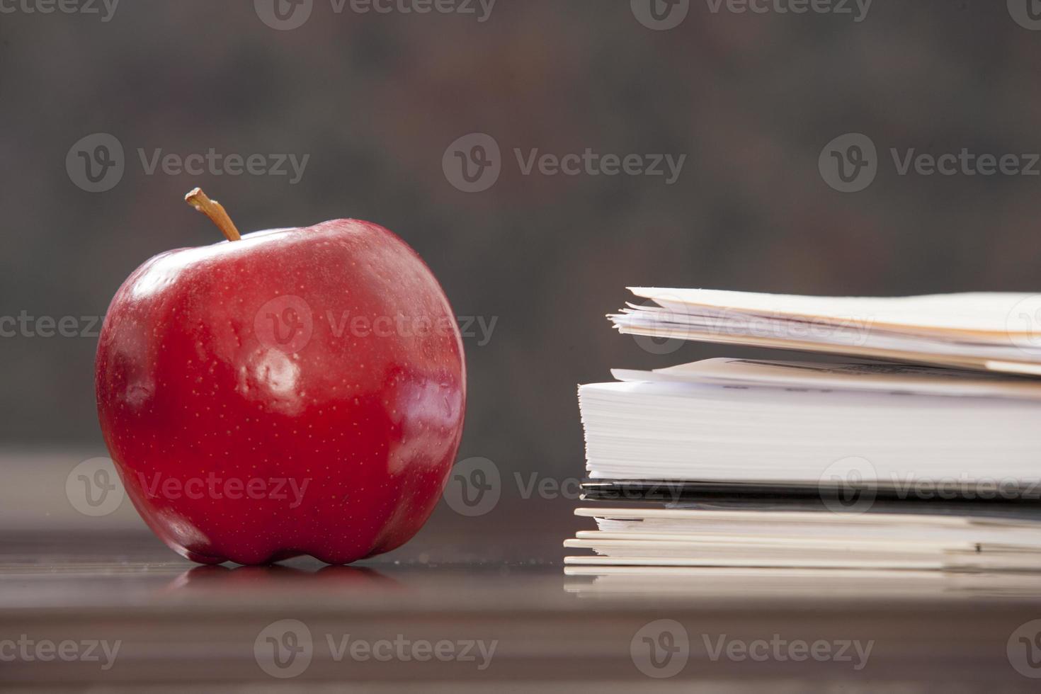 manzanas y libros foto