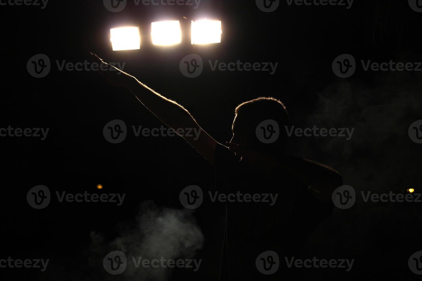 el campeón - silueta de un hombre feliz celebrando su victoria. niebla flotando a su alrededor. foto