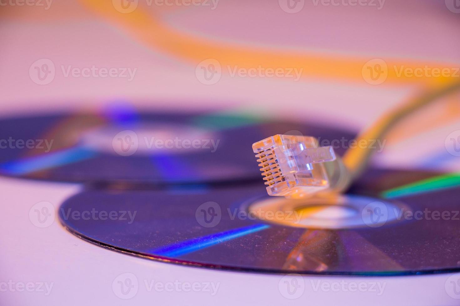 Primer plano de un cable Ethernet con su reflejo en un disco en blanco foto