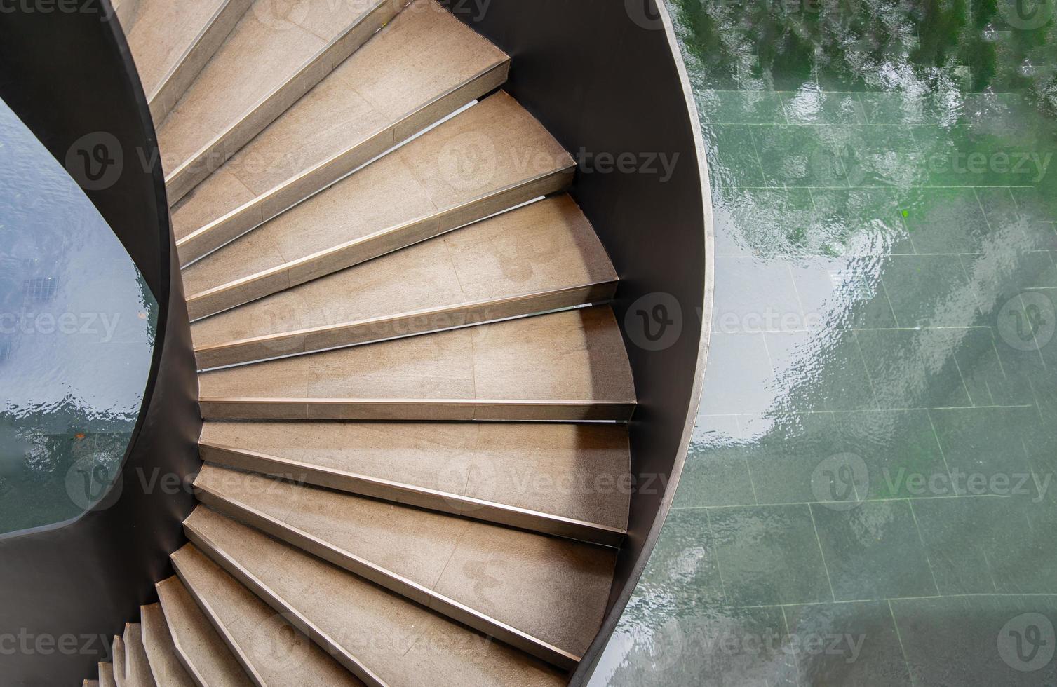 imagen Dormitorio donde quiera vista al revés de un patrón de escalera de caracol. Círculo de escaleras de  caracol en la arquitectura del patio. Interior de decoración de escalera al  aire libre. 4953631 Foto de stock