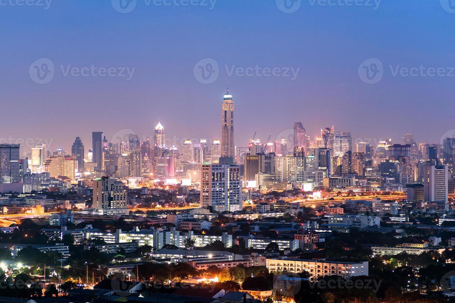 vista del rascacielos de Bangkok por la noche, Tailandia. Bangkok es la ciudad más poblada del sudeste asiático con una sexta parte de la población que vive y visita Bangkok todos los días. foto