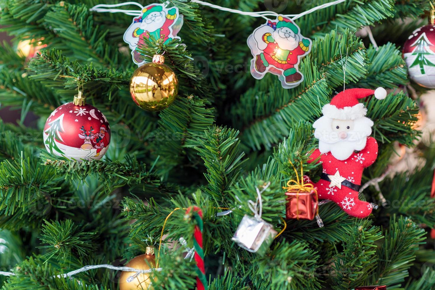 árbol de navidad y muchas muñecas de decoración. foto