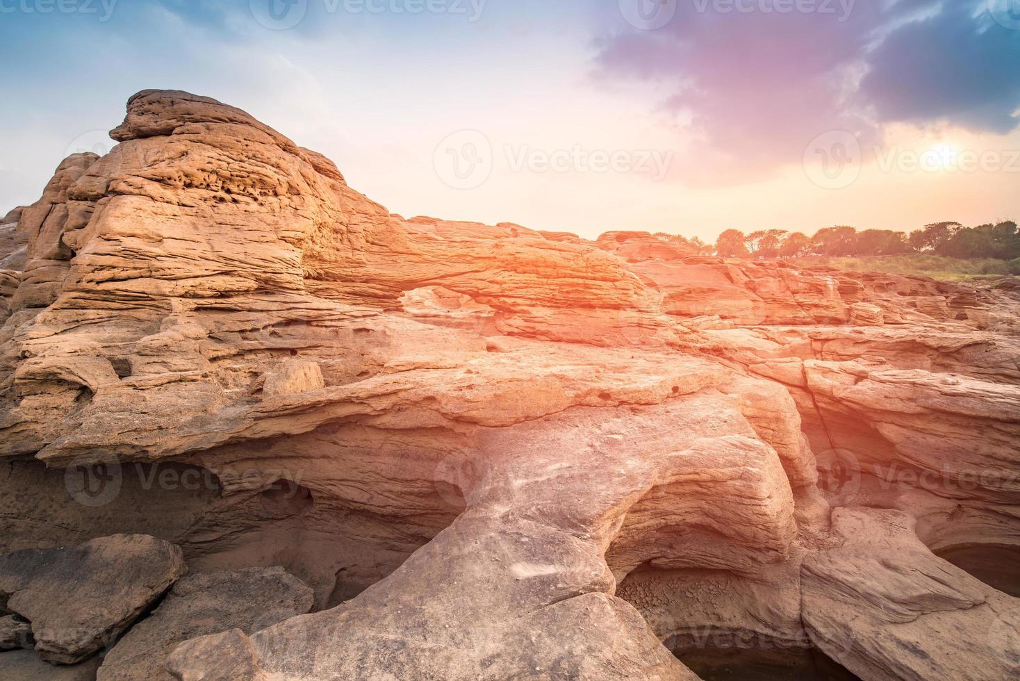 Vista del paisaje de las dunas de arena y el campo de rocas en el gran cañón con el entorno del cielo al atardecer foto