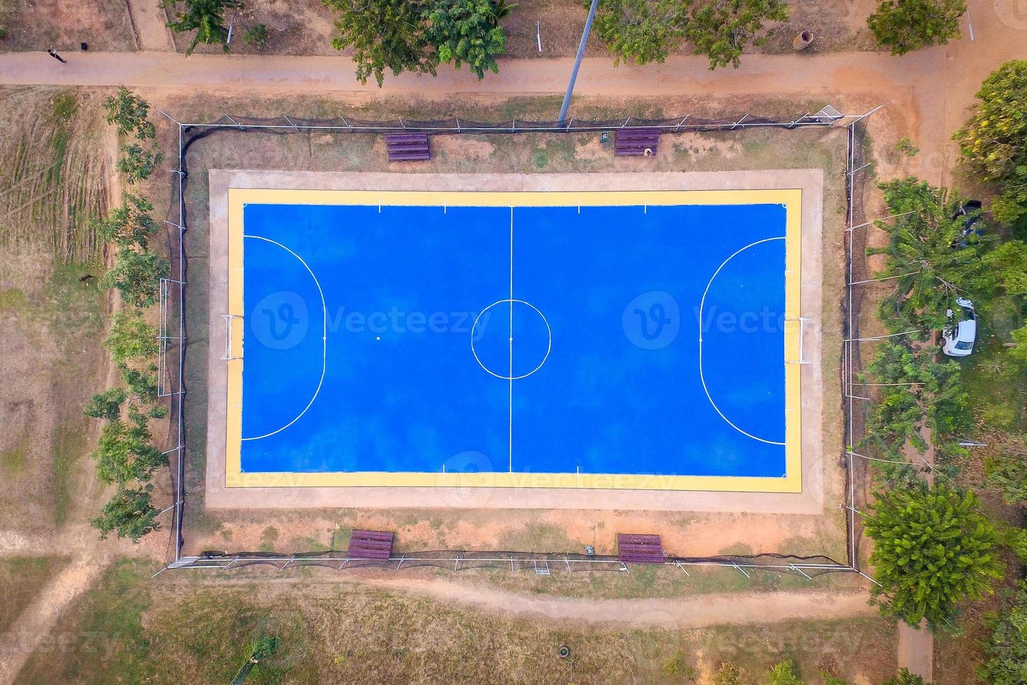 Vista aérea sobre el campo de deportes de fútbol para el club deportivo al aire libre foto