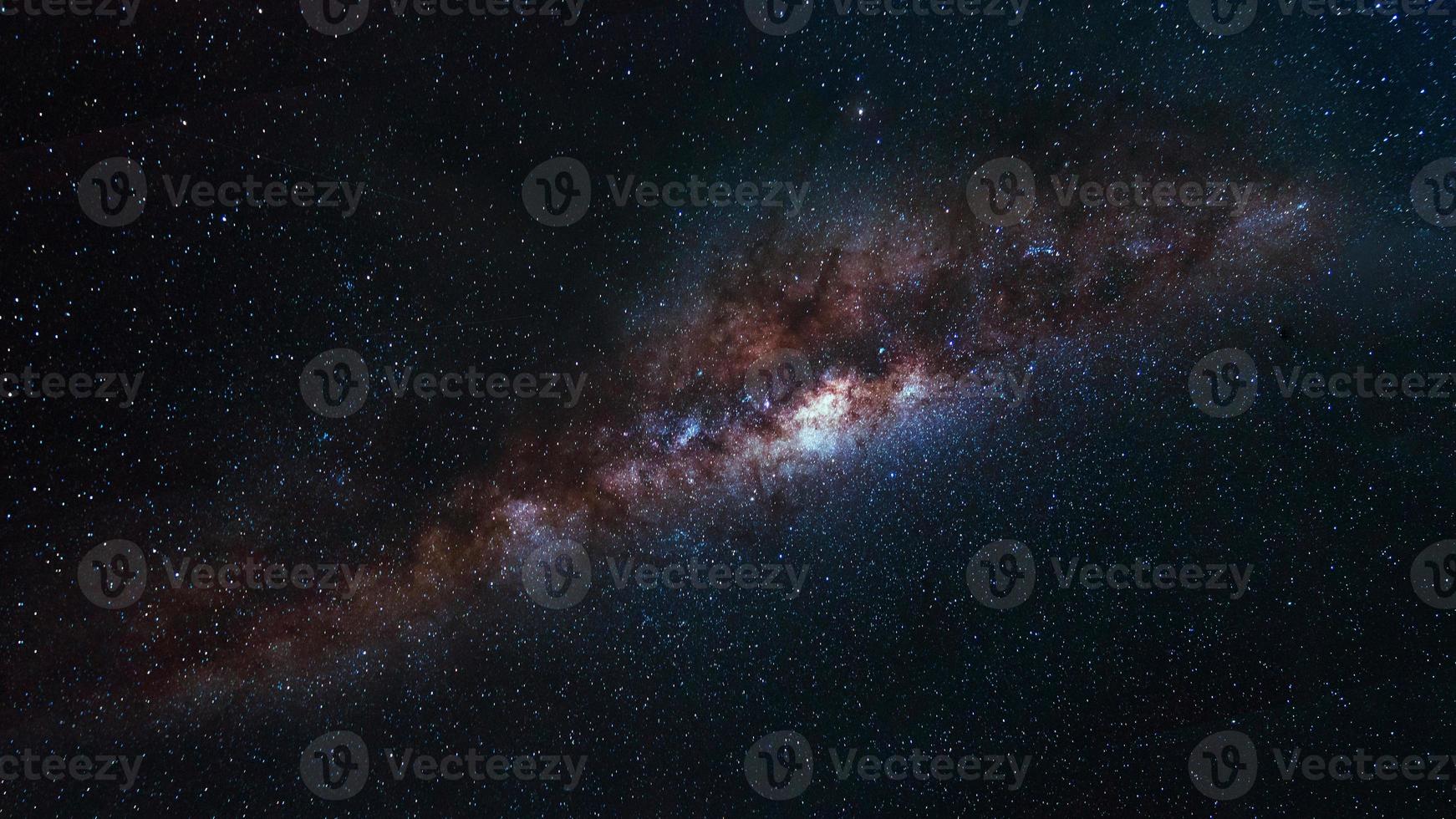 captura de larga exposición del espacio del universo galaxia de la vía láctea con muchas estrellas por la noche, fotografía astronómica foto