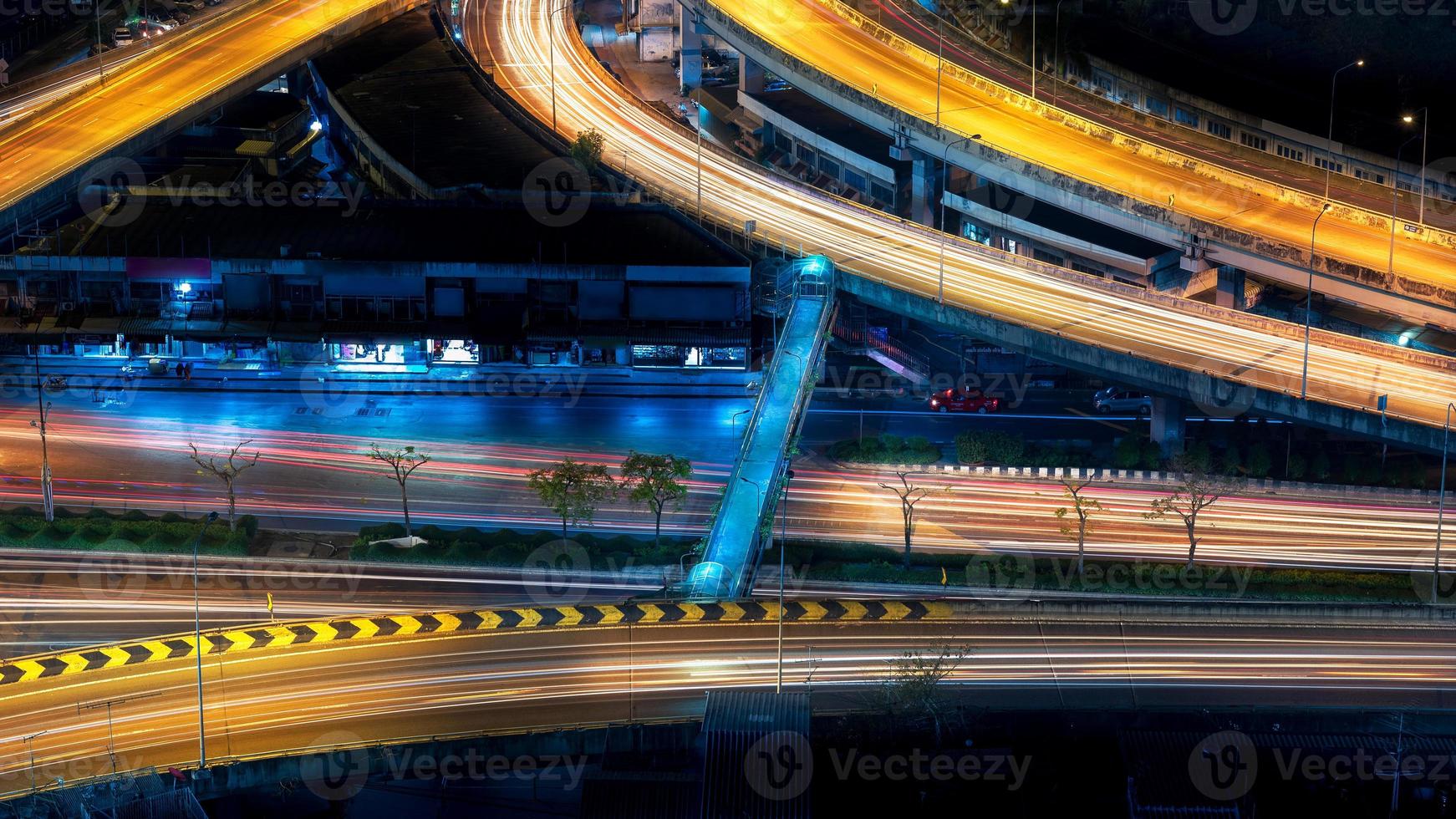 Carretera de la autopista en el centro de Bangkok, Tailandia. La autopista es la infraestructura de transporte en la gran ciudad. foto