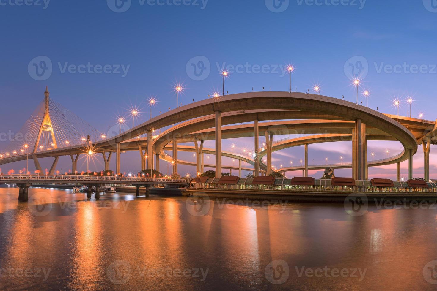 Carretera de la autopista en el centro de Bangkok, Tailandia. La autopista es la infraestructura de transporte en la gran ciudad. foto