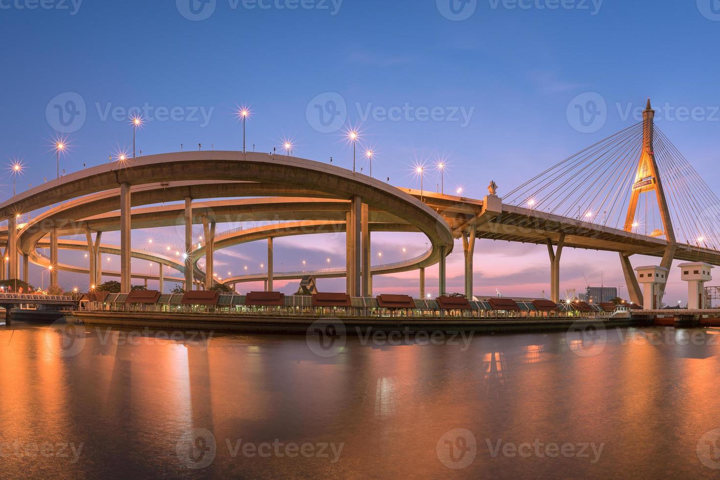 Carretera de la autopista en el centro de Bangkok, Tailandia. La autopista es la infraestructura de transporte en la gran ciudad. foto