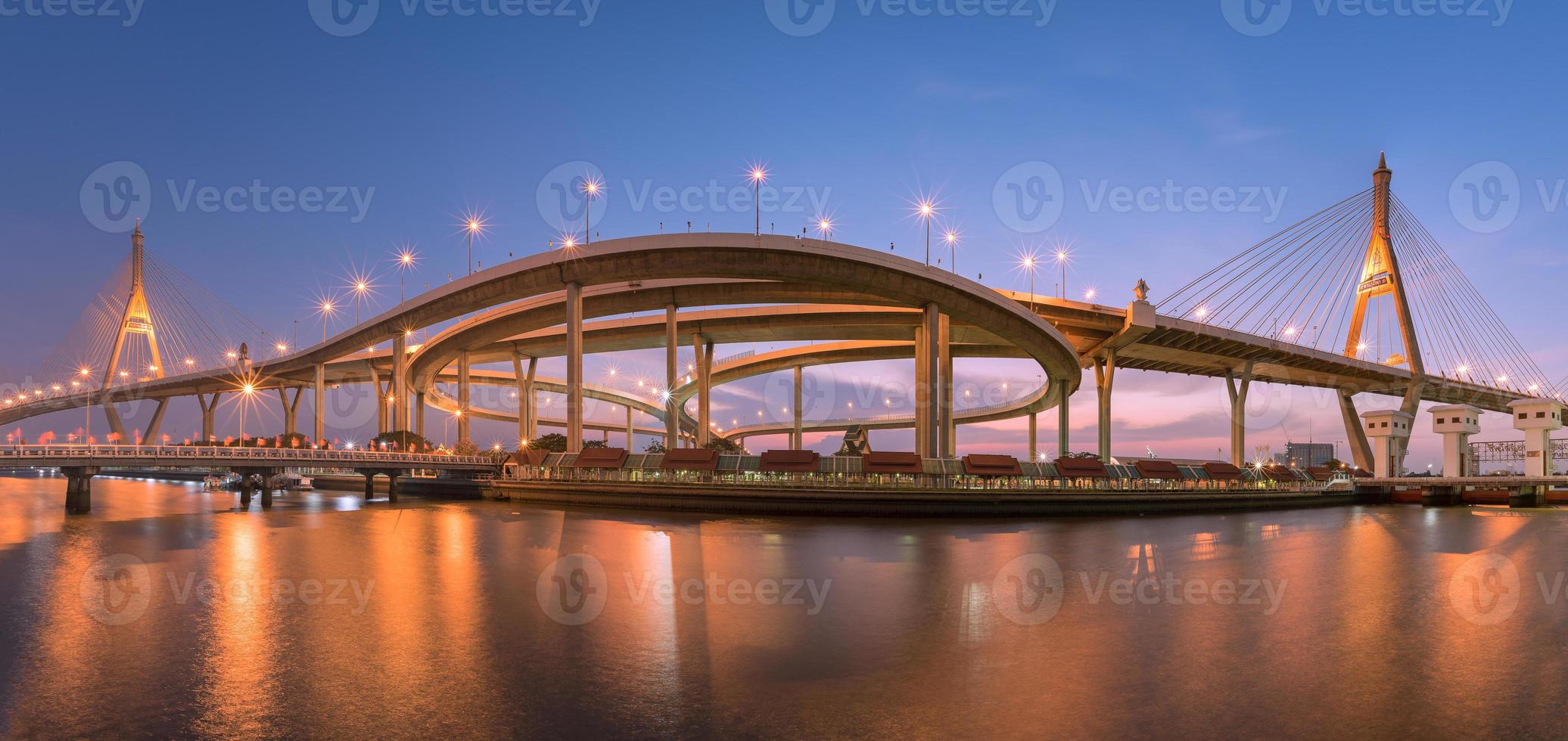 Carretera de la autopista en el centro de Bangkok, Tailandia. La autopista es la infraestructura de transporte en la gran ciudad. foto