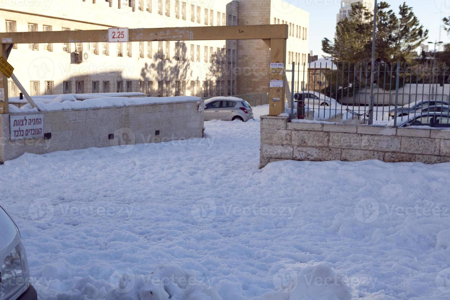 nieve en jerusalén y las montañas circundantes foto