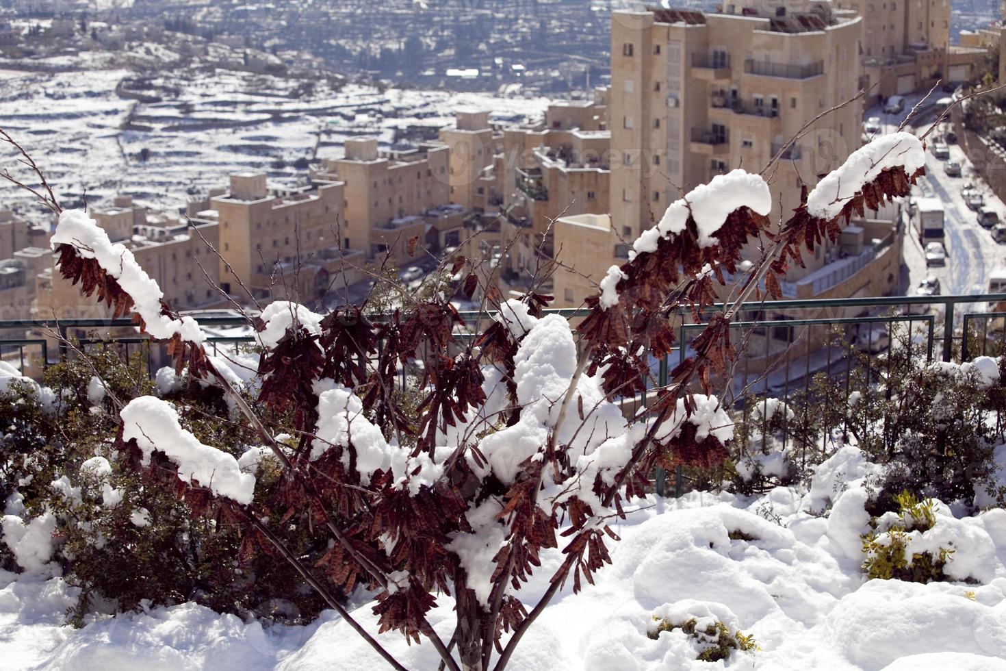 nieve en jerusalén y las montañas circundantes foto