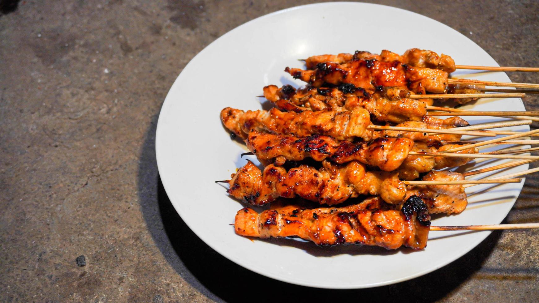 un poco de satay en el plato foto