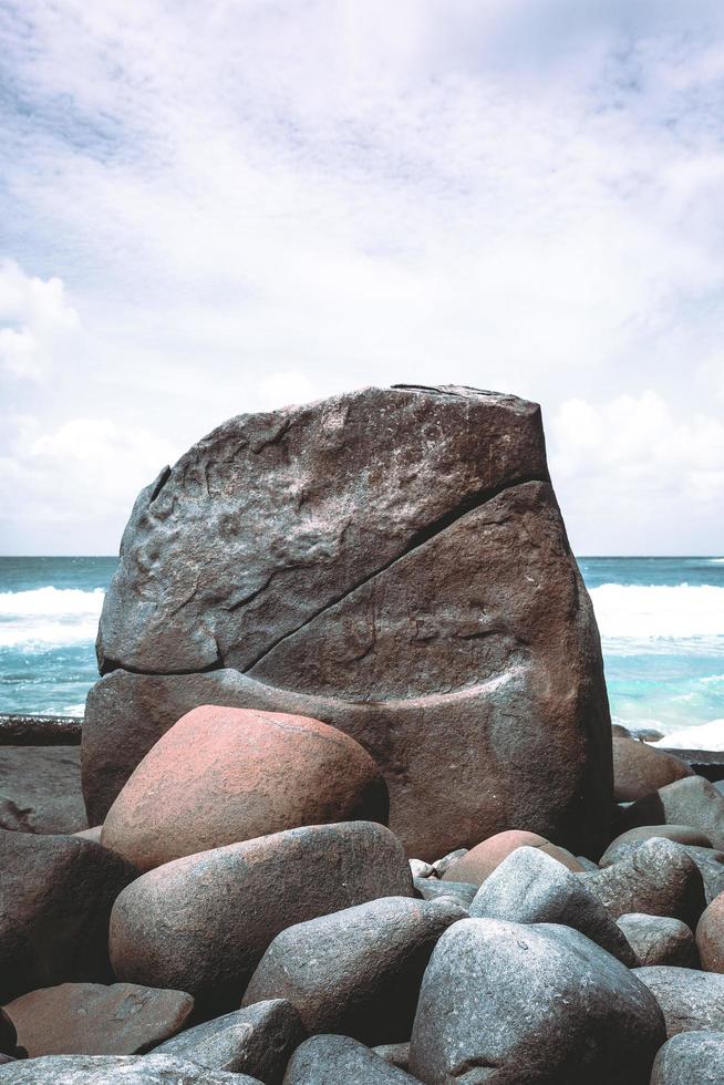 roca en la orilla foto