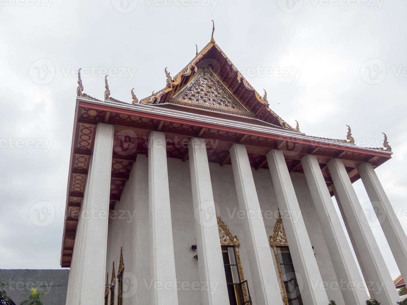 wat saket ratcha wora maha wihan bangkok thailand.El templo wat sa ket es un antiguo templo del período ayutthaya. foto