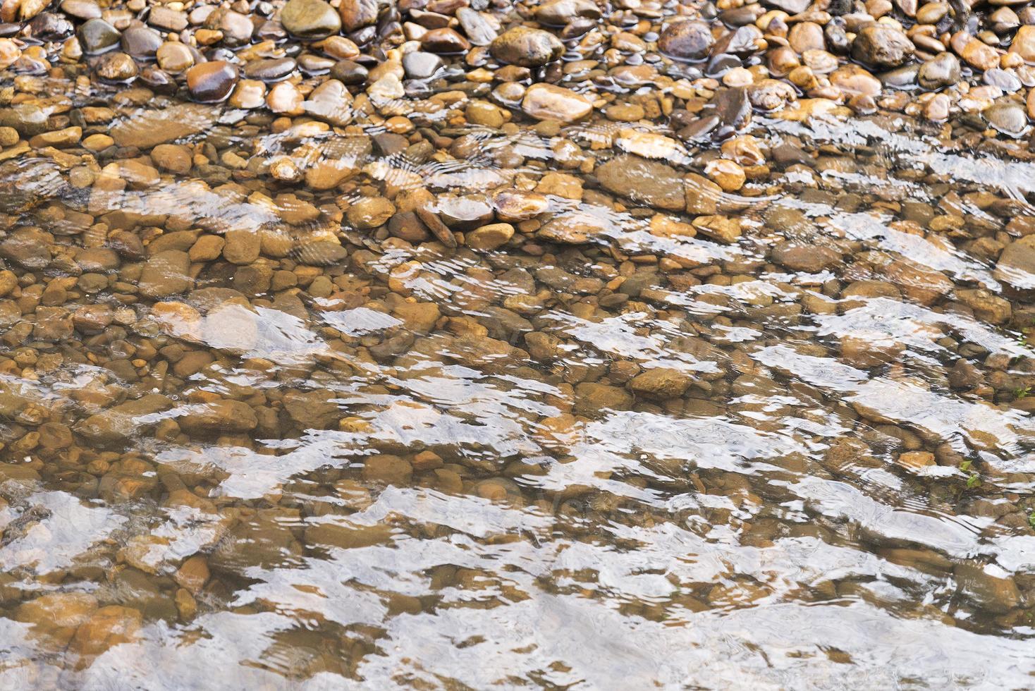 la textura del agua y los guijarros. foto