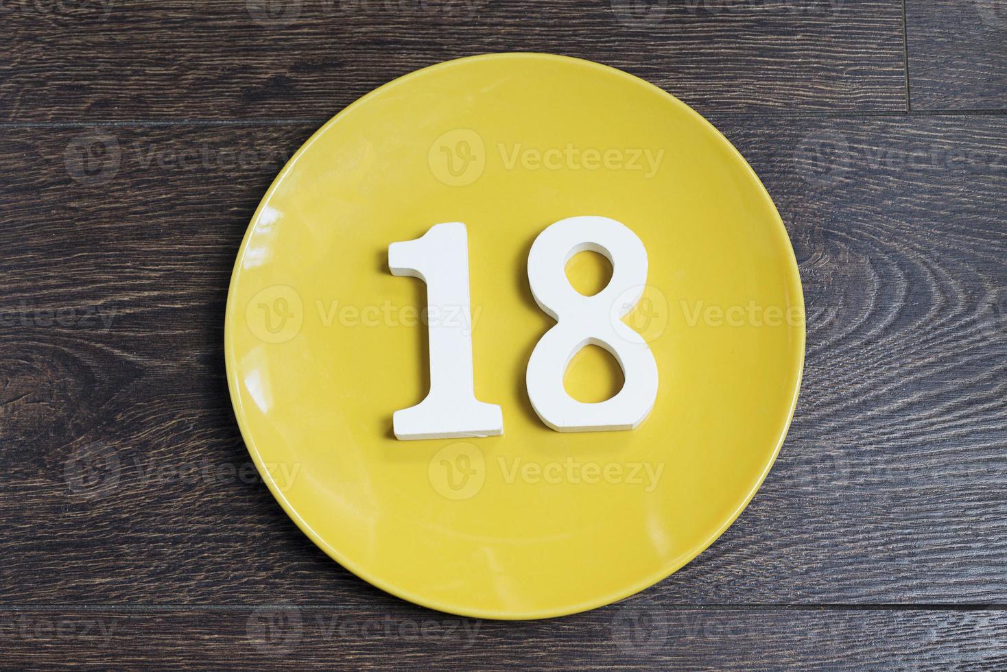 Figure eighteen on the yellow plate. photo