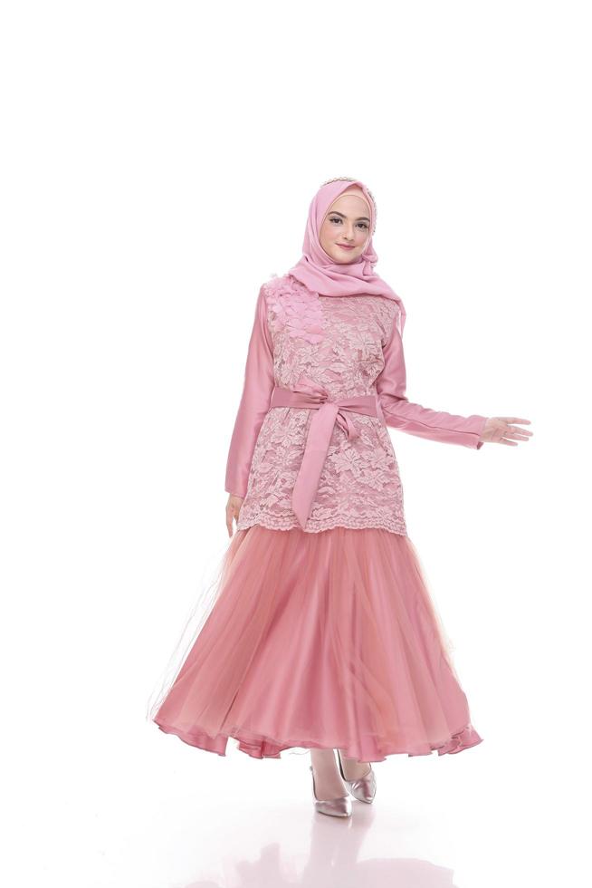 hermosa modelo de mujer islámica que lleva la moda hijab, un traje de estilo de vida moderno para la mujer musulmana. concepto un vestido de novia, belleza o eidul fitri. Una modelo de niña asiática con hiyab en sesión de fotos en interiores