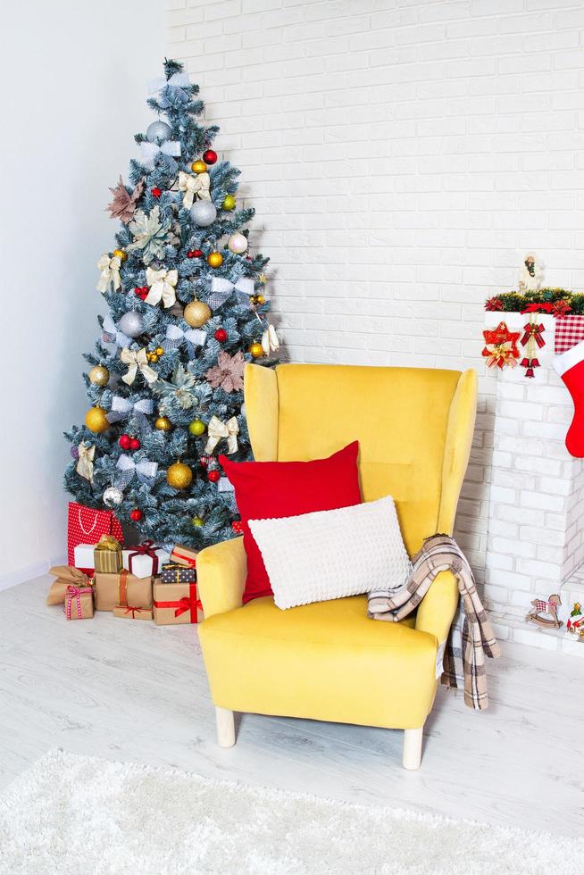 sala de estar navideña con un árbol de navidad y regalos debajo - estilo clásico moderno, concepto de año nuevo foto