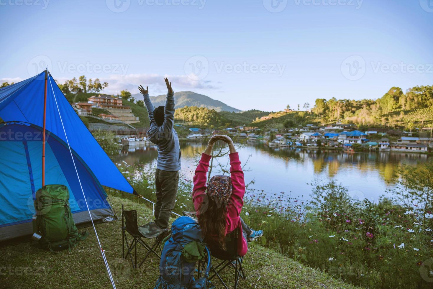 Campamentos de montaña para parejas asiáticas en pueblos rurales, cerca del lago, ideas de viaje, camping, vacaciones relajantes en Tailandia. foto