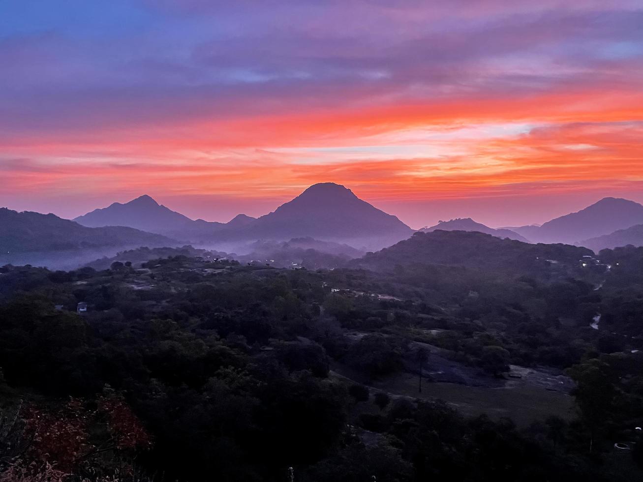 hermoso paisaje amanecer sobre las montañas por la mañana foto