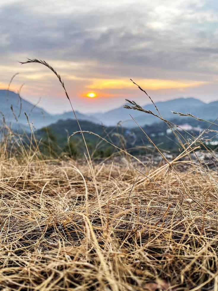 hermoso paisaje amanecer sobre las montañas por la mañana foto