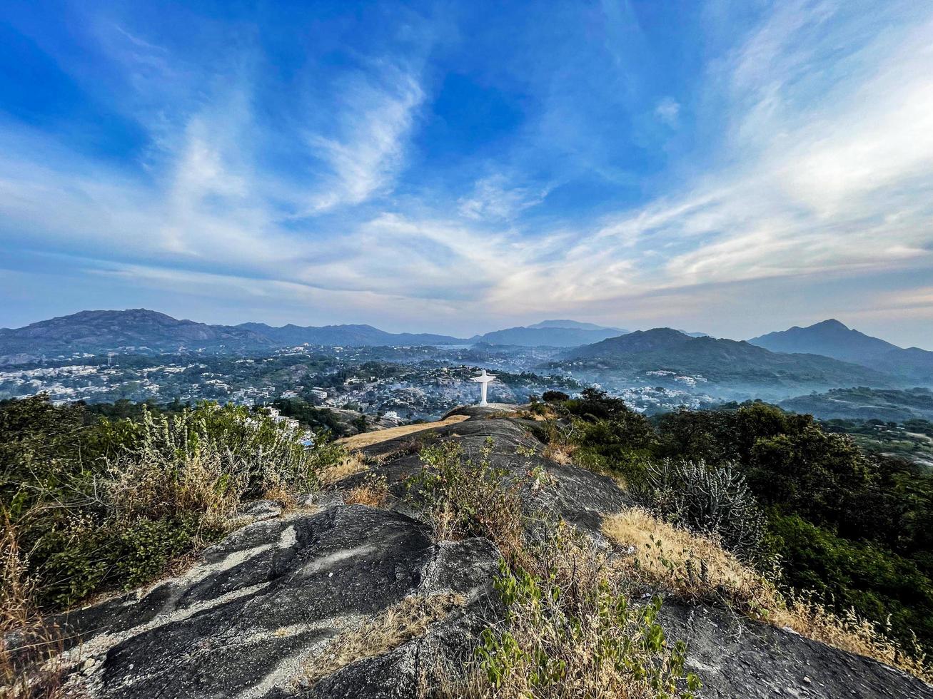 vista aérea de la estatua de jesucristo en la montaña foto