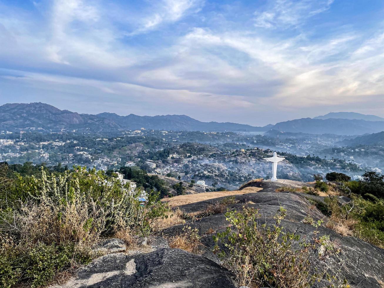 vista aérea de la estatua de jesucristo en la montaña foto