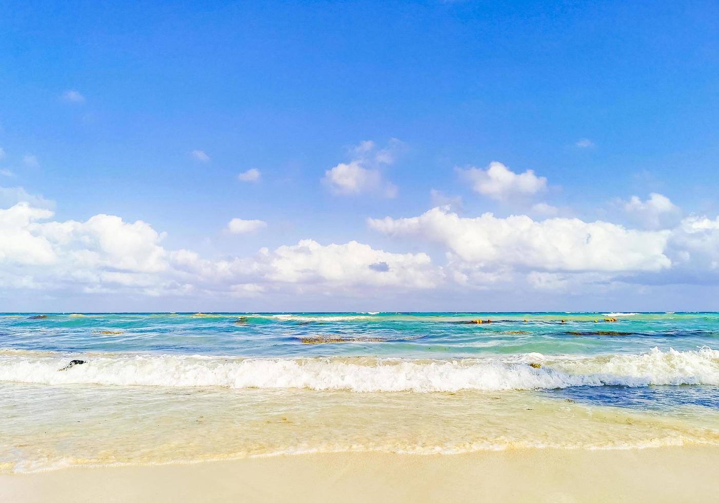 playa tropical mexicana agua turquesa clara playa del carmen mexico. foto