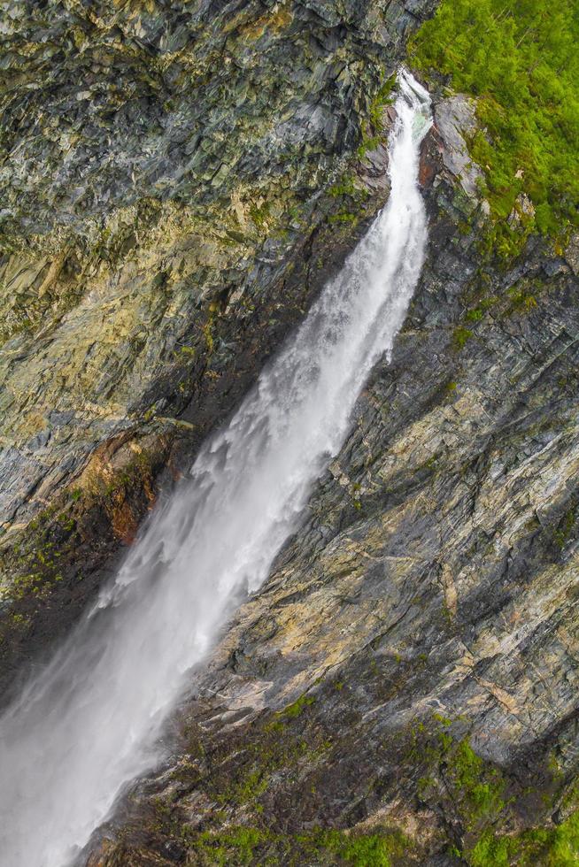 increíble cascada más alta vettisfossen utladalen noruega paisajes noruegos más bellos. foto