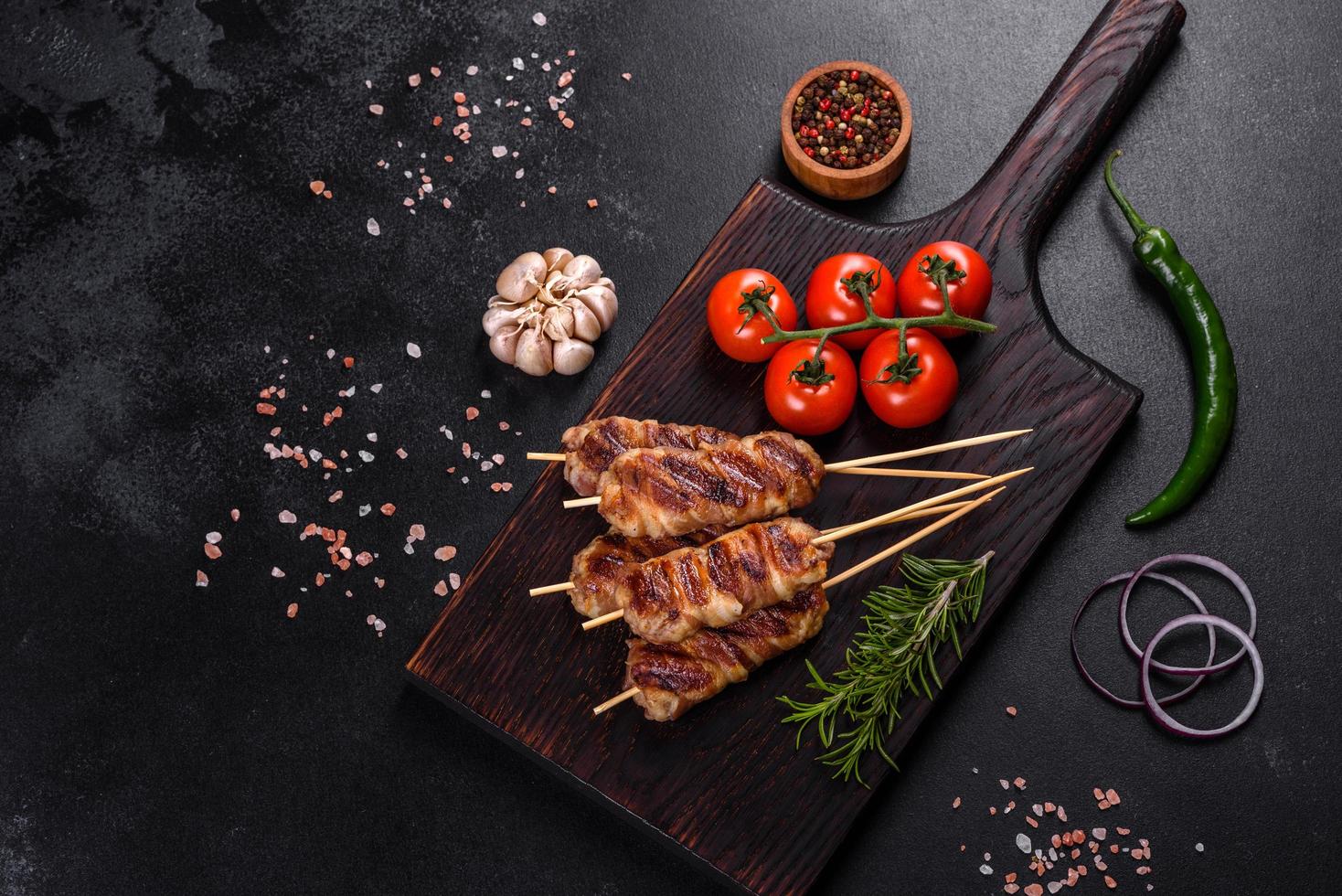 un delicioso plato de carne picada de cerdo envuelto con deliciosos trozos de tocino foto