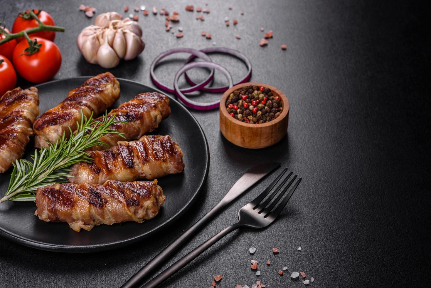 un delicioso plato de carne picada de cerdo envuelto con deliciosos trozos de tocino foto