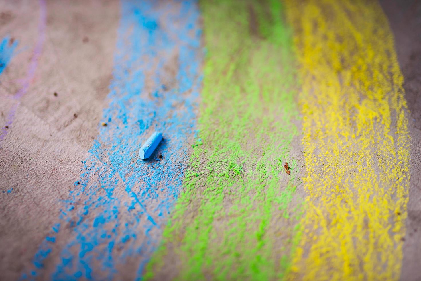 la pintura de tiza en el piso de cemento parece un arco iris. foto