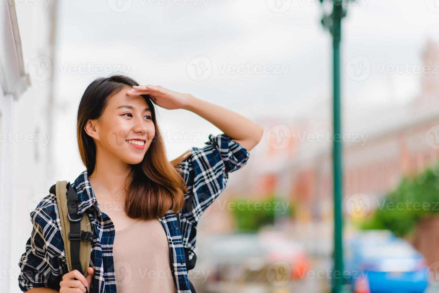 viajero, mochilero, mujer asiática, viaje, en, bangkok, tailandia. feliz viaje de vacaciones de gasto femenino joven en un hito increíble y disfrutar de su viaje en la ciudad tradicional. foto