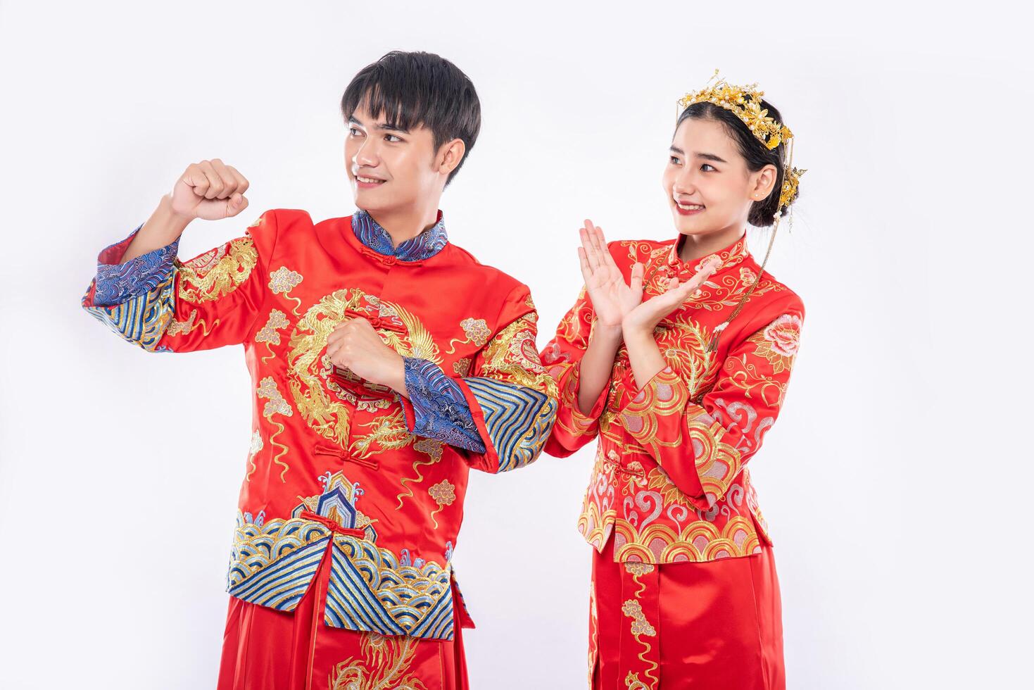 hombre y mujer visten traje cheongsam contentos de que el evento se lleve a cabo el año nuevo chino foto