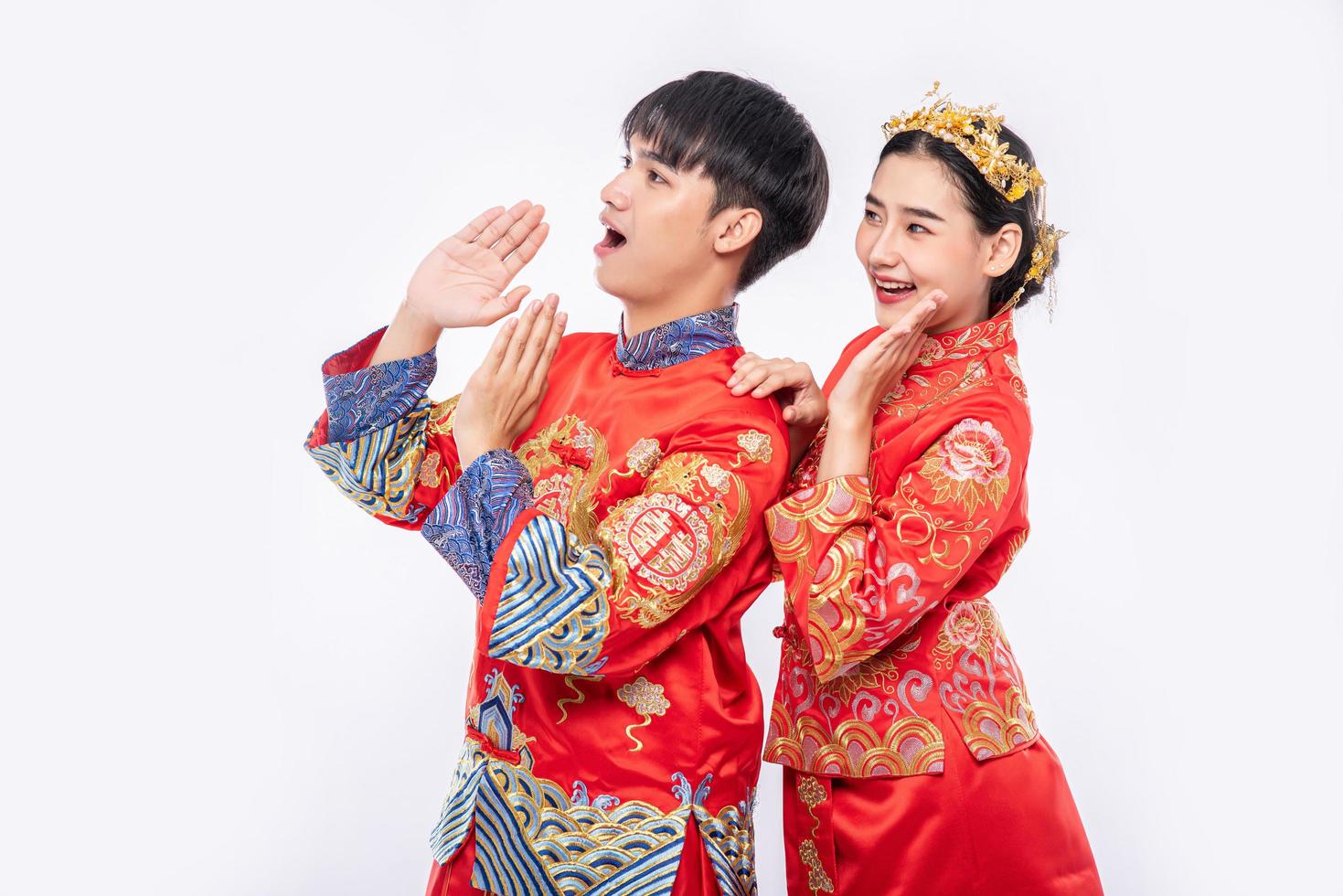 hombre y mujer usan traje cheongsam gritan evento de promoción sorprendente en año nuevo chino foto