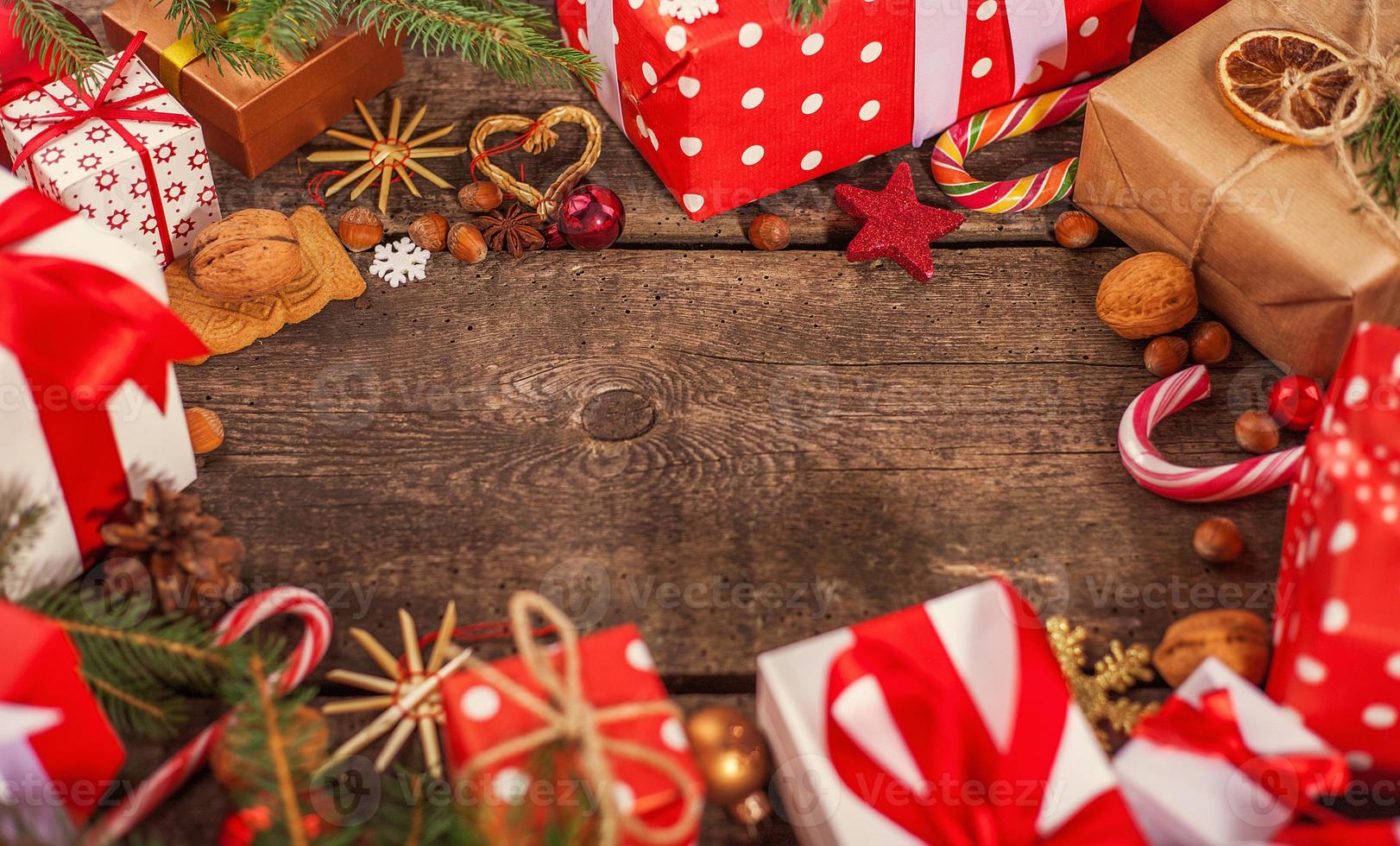 Cajas de regalo de Navidad envueltas a mano sobre fondo de celebración. foto