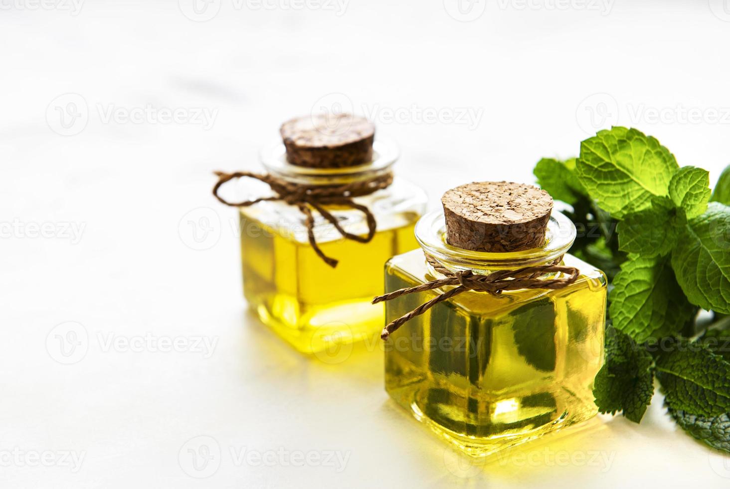 aceite de menta orgánico y hojas verdes foto