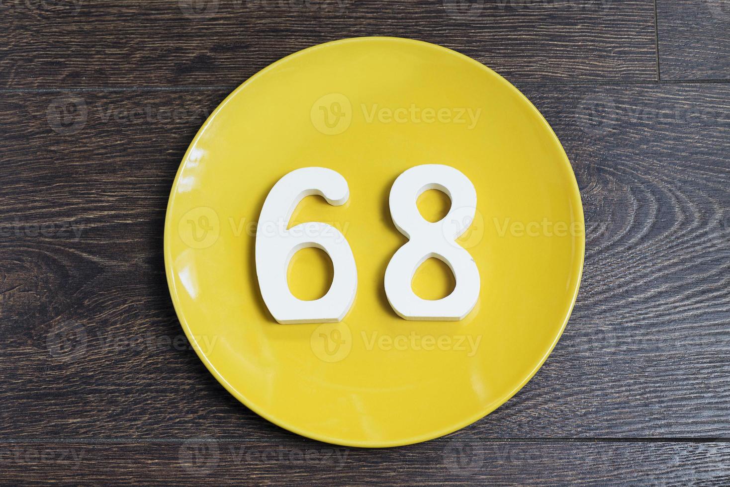 el número sesenta y ocho de la placa amarilla. foto
