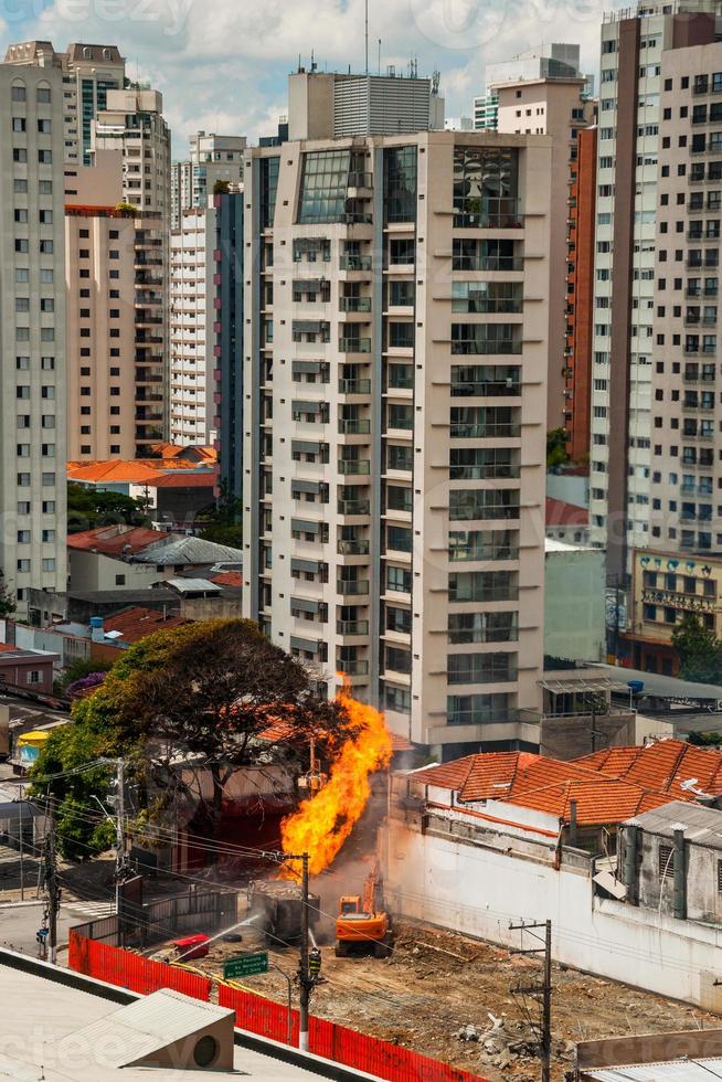 enorme llama de fuego causada por una fuga de gas en una tubería debajo de una calle en sao paulo. la ciudad famosa por su vocación cultural y empresarial en Brasil. foto