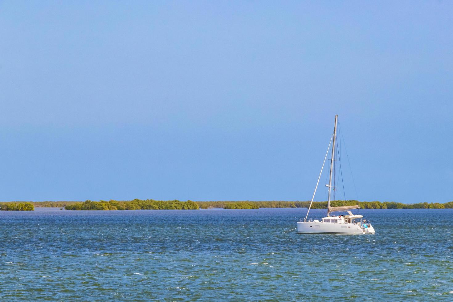 panorama paisaje vista isla holbox agua turquesa y barcos mexico. foto