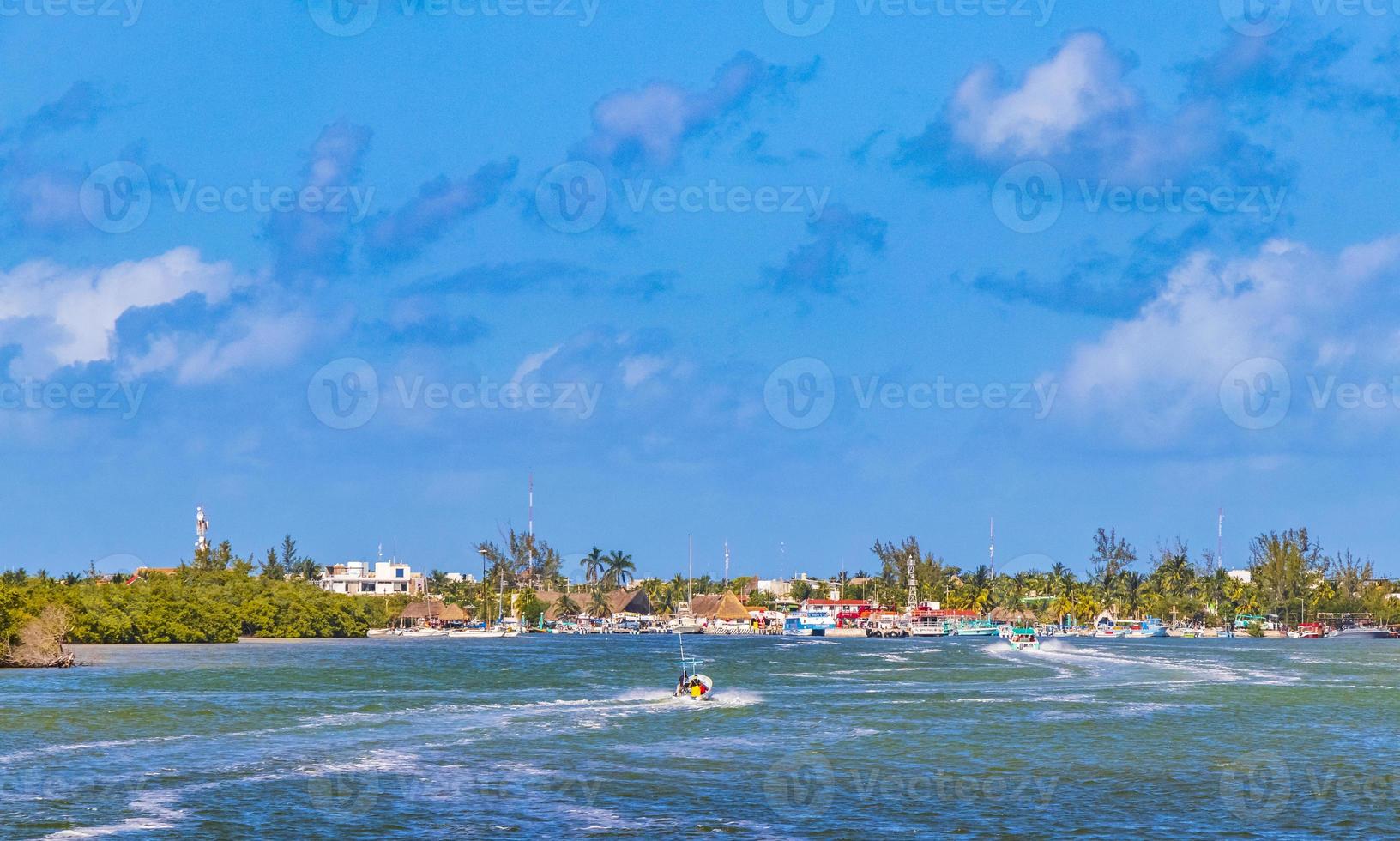 Vista panorámica del paisaje en la hermosa isla de Holbox, aguas turquesas de México. foto