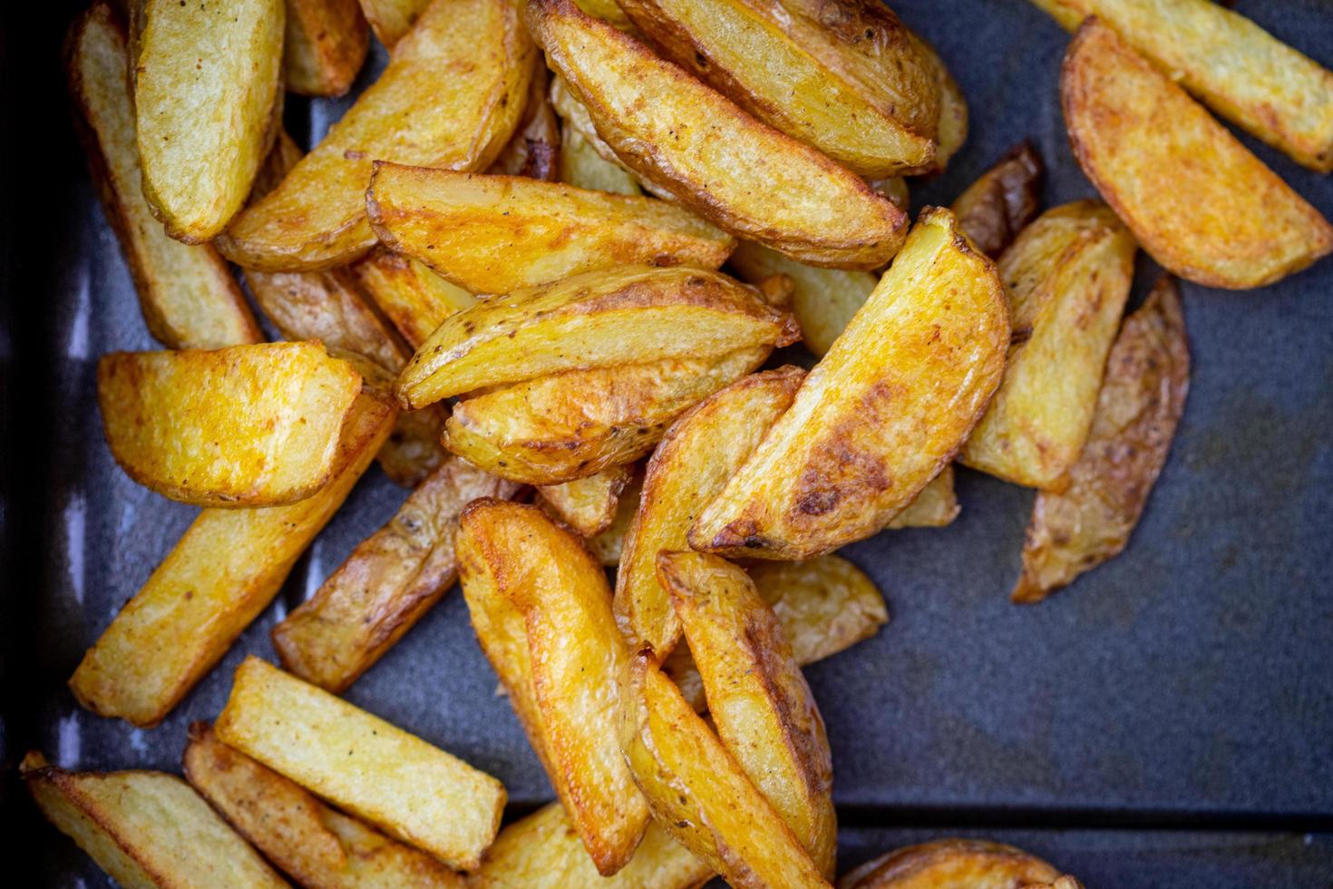 papas fritas caseras. papas fritas de corte grueso. vista superior. foto