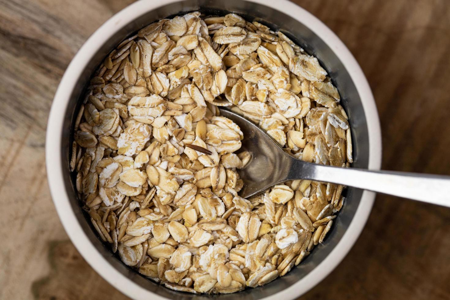 avena en un bol. ingrediente del desayuno. vista superior. foto